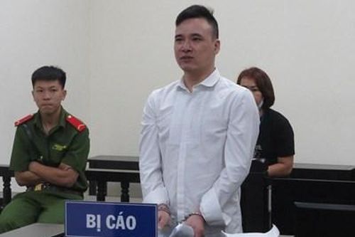 Truy sát 'tình địch' khi đang chở vợ và con mình trên xe