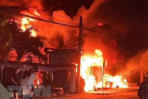 Bình Dương: Cháy kiốt bán giày dép và quần áo trong đêm