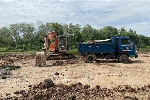 Bắt quả tang các đối tượng khai thác đất mặt ruộng trái phép