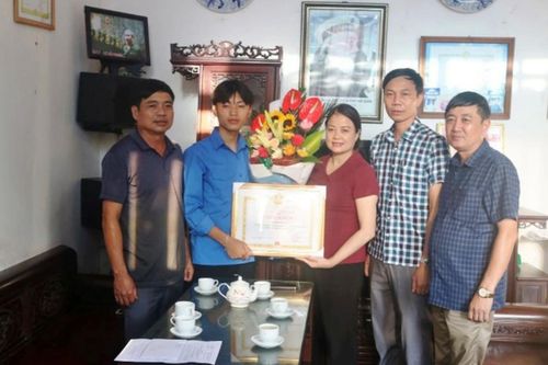 Biểu dương nam sinh 16 tuổi dũng cảm lao ra sông cứu bé gái đuối nước