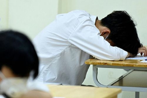 Nam sinh bị điểm 0 môn tiếng Anh vì ngủ quên lên tiếng?
