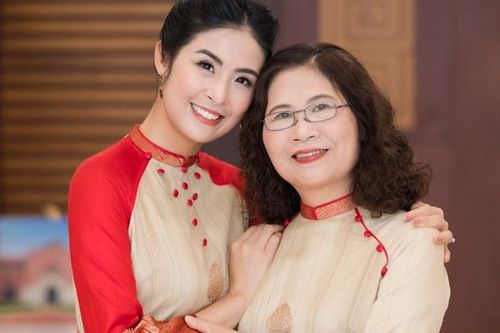 Ngọc Hân cùng mẹ diện áo dài đôi thiết kế từ vải may sari của Ấn Độ