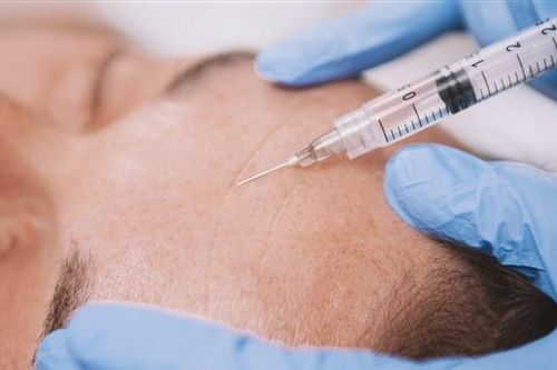 Cô gái bị nhiễm trùng đôi chân sau khi đi Spa tiêm Filler