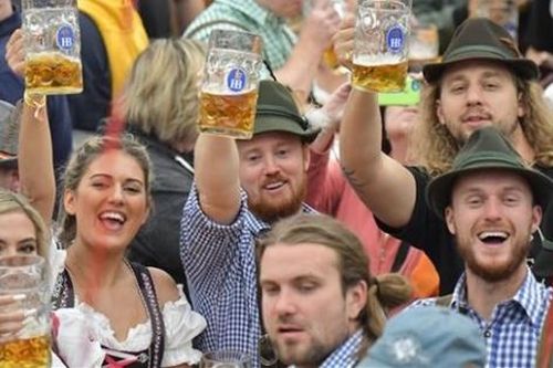Lễ hội bia Oktoberfest Đức được tổ chức lại sau 2 năm đại dịch