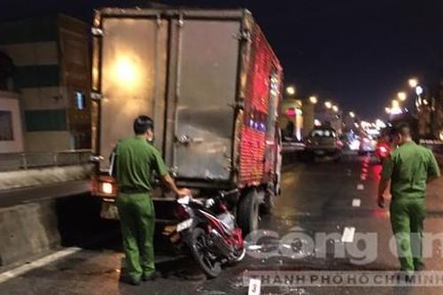 Xe máy găm đuôi xe tải trên cầu vượt ở TPHCM, 1 thanh niên tử vong