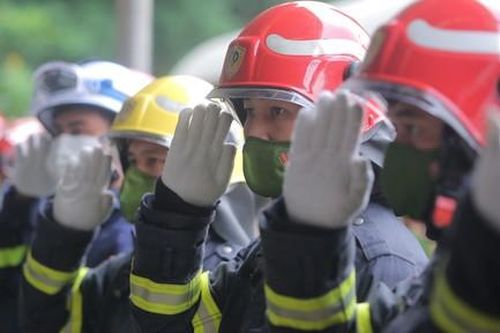 Đồng đội, người dân nghẹn ngào tiếc thương tiễn biệt 3 liệt sỹ về đất mẹ
