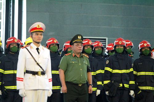 Đồng đội tiễn biệt các anh...