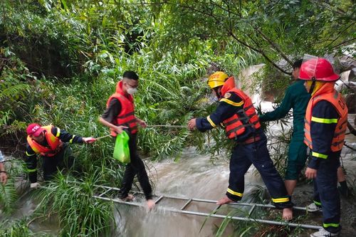 Quảng Nam: Giải cứu 23 người đi dã ngoại bị mắc kẹt do nước suối bất ngờ dâng cao