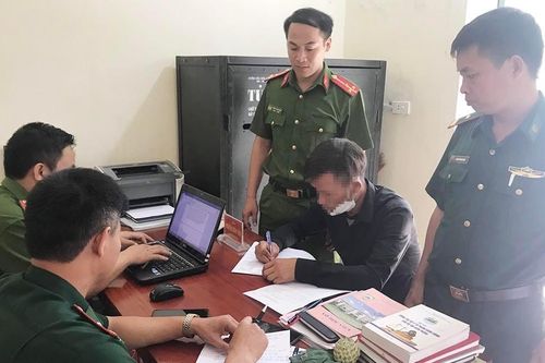 Ông bố lột đồ con gái, trói tay treo trần nhà ra trình diện công an
