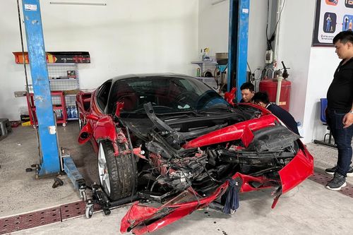 Hiện trạng hư hỏng nặng nề của siêu xe Ferrari 488 GTB bị tai nạn ở Hà Nội
