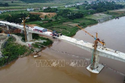 Lào Cai: Hợp long cây cầu thứ 8 bắc qua sông Hồng