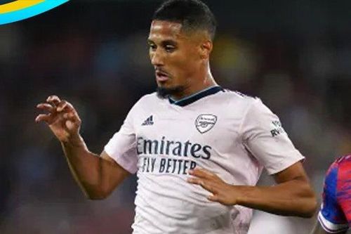 Lần đầu ra sân cho Arsenal, Saliba được khen 'như Ferdinand'