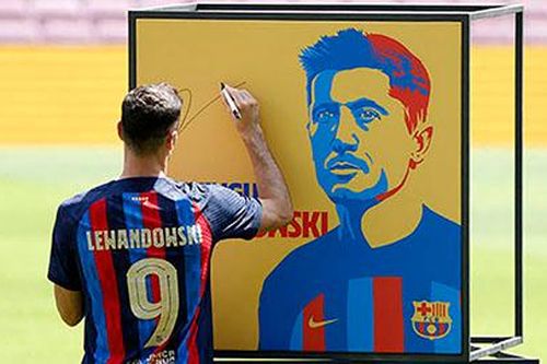 Lewandowski lấy áo số 9 ở Barca của Depay