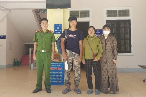 Nhờ công an giúp đỡ, chàng trai đoàn tụ với gia đình trong nước mắt sau 10 năm lưu lạc