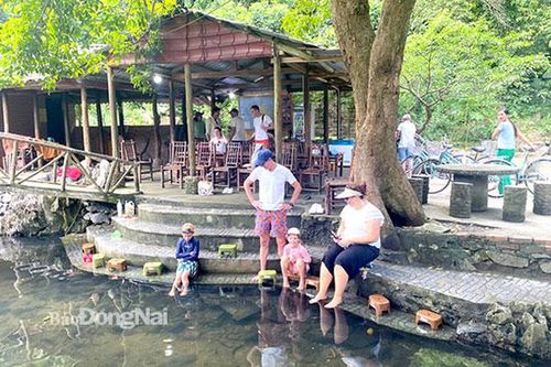 Làng chài cổ bên vịnh Lan Hạ