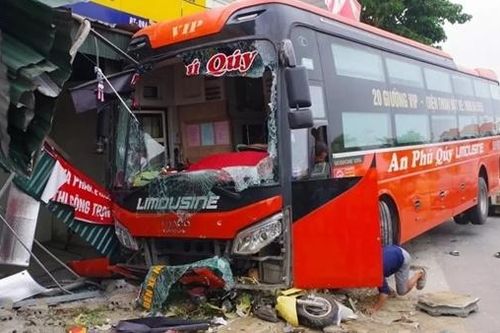 Ô tô khách tông xe gắn máy, 4 người thương vong