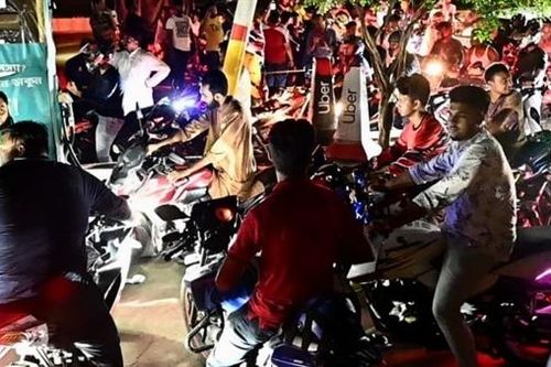 Lo giá xăng tăng, người dân Bangladesh đổ xô đi mua tích trữ