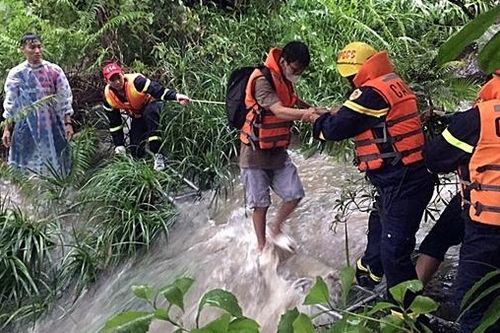 Kịp thời giải cứu 23 người mắc kẹt tại suối Tiên, Quảng Nam