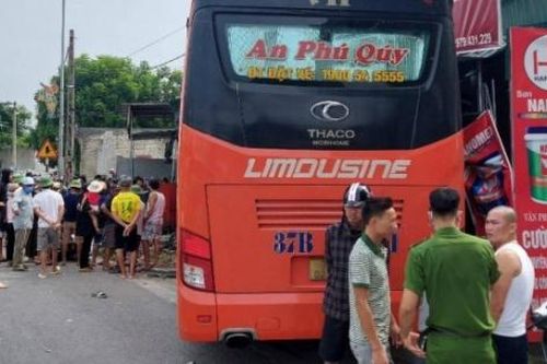 Xe khách tông 4 xe máy trên QL1A, 4 người thương vong