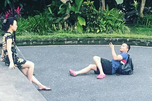 Muôn kiểu lăn xả dở khóc dở cười khi các chàng trai chụp ảnh cho 'nóc nhà'