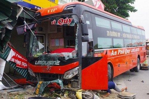 Thanh Hóa: Ô tô khách đâm loạt xe máy khiến 4 người thương vong