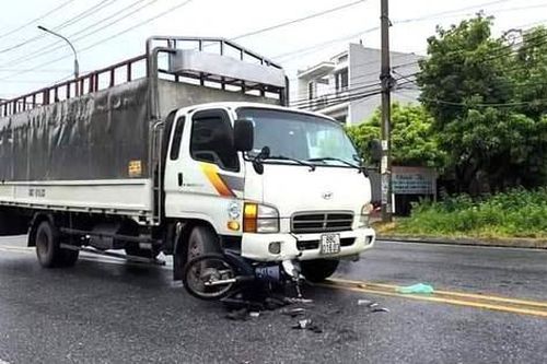 Va chạm với ô tô tải, người đàn ông 54 tuổi tử vong