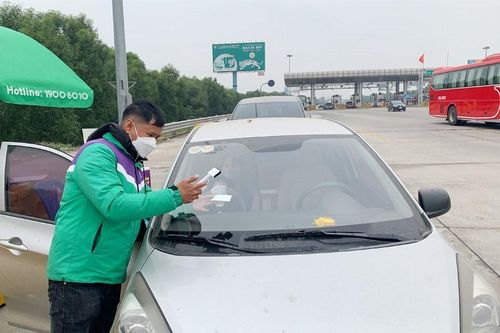 Dán thẻ thu phí tự động không dừng sẽ mất phí 120.000 đồng