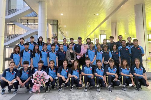 U18 nữ Việt Nam về nước sau khi giành ngôi Á quân Đông Nam Á