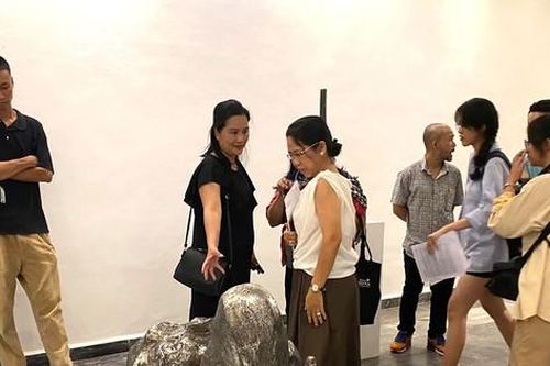 Điêu khắc đương đại giao thoa cùng cổ điển