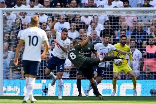 Tottenham 'thắng to', Liverpool nhọc nhằn kiếm điểm trước tân binh