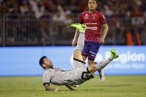 Messi lập siêu phẩm 'ngã bàn đèn' khai mạc Ligue 1