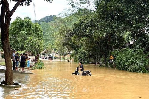 Yên Bái: Ngập úng cục bộ trên quốc lộ 37 gây ách tắc giao thông