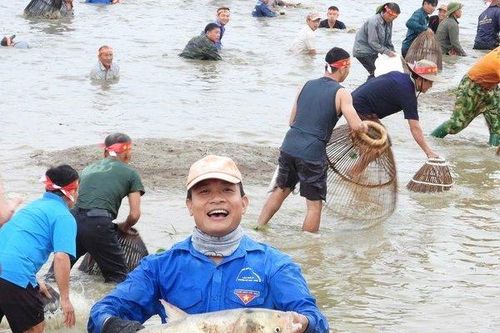 Hà Tĩnh: Hàng nghìn người đổ về hồ Đập Lổ tham gia lễ hội bắt cá