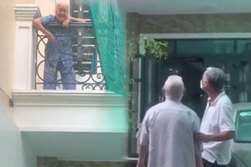 Xúc động khoảnh khắc cụ ông bịn rịn tạm biệt em gái để về quê: 'Về với anh đi, ở đây hoài vậy trời'