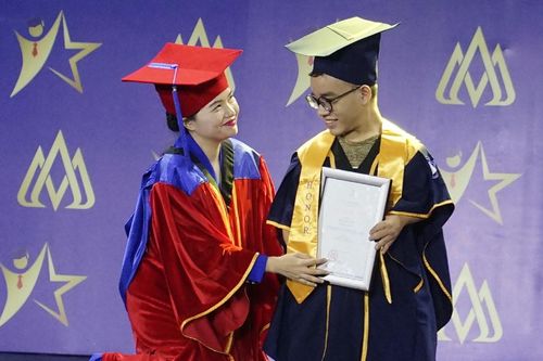 Hiệu trưởng 'quỳ xuống' trao bằng tốt nghiệp cho Thủ khoa