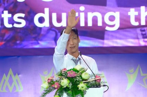 Người cha bật khóc trong lễ tốt nghiệp của con gái bị câm điếc bẩm sinh