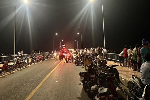 Đang ngồi nhậu cùng bạn trên cầu, nam thanh niên có hành động khiến tất cả thất kinh