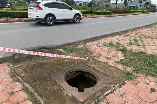 Những chiếc nắp cống bị 'bốc hơi' tiềm ẩn nguy cơ tai nạn