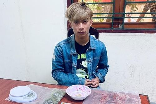 Đi uống cà phê 'tranh thủ' rao bán cần sa