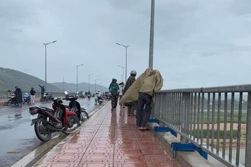 Đang nhậu với bạn, nam thanh niên nhảy cầu tự tử