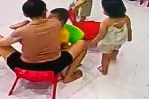 Bé trai 3 tuổi bị cô giáo hất cùi chỏ vào mặt