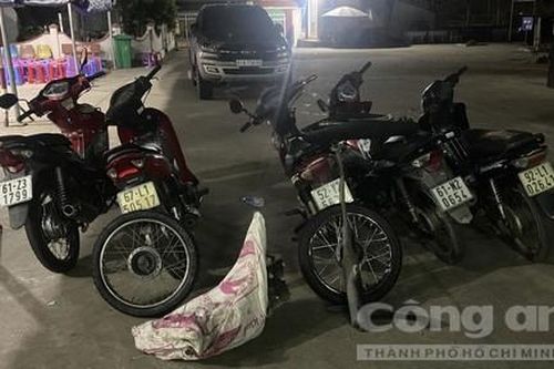 Công an kiểm tra phòng trọ ở Bình Dương, bắt băng chuyên trộm xe máy