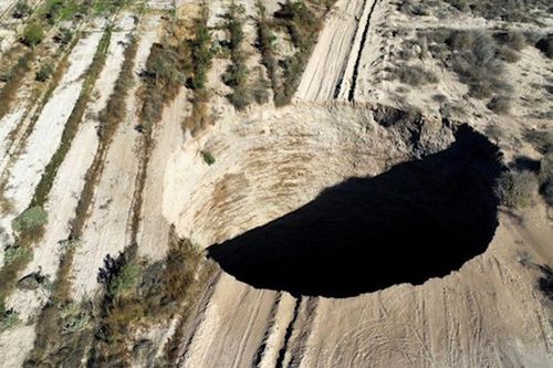 'Hố tử thần' đường kính 25m xuất hiện ở Chile