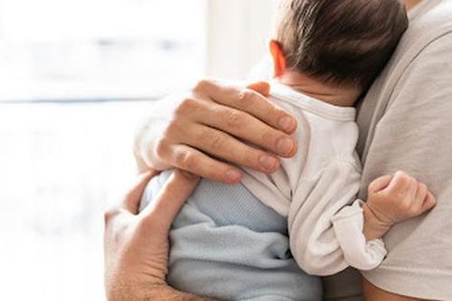 Đi làm về, tôi kinh ngạc khi thấy người yêu cũ đang bế con mình