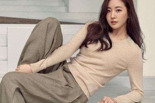 Hoa hậu Hàn Quốc 7X giữ da căng mướt nhờ thói quen rửa mặt xoay tròn