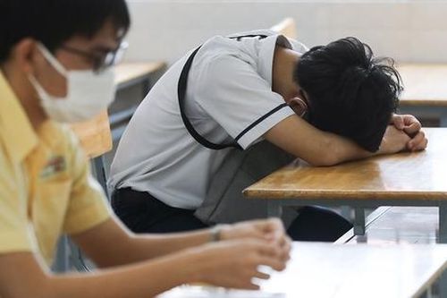 Ngủ quên trượt tốt nghiệp, đáng thương hay vô trách nhiệm với bản thân?