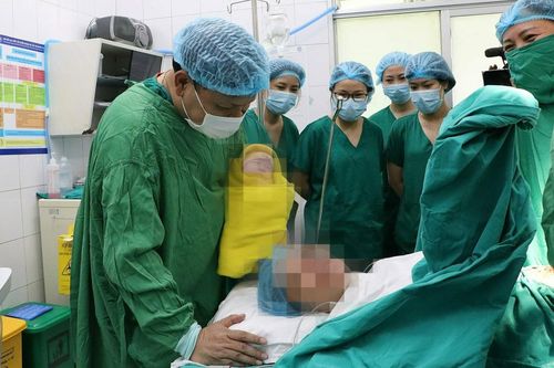 Hy hữu: Lần đầu tiên cứu sống mẹ con thai phụ vỡ tử cung ở tuần 26