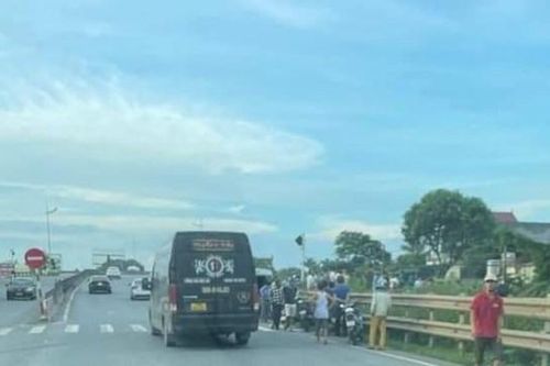 Băng qua đường sắt không rào chắn, 2 mẹ con bị tàu hỏa tông tử vong