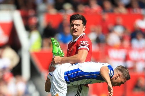 Maguire vật chân cầu thủ Brighton trong pha xô xát