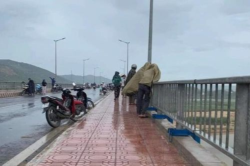 Đang nhậu với bạn, nam thanh niên nhảy cầu tự tử